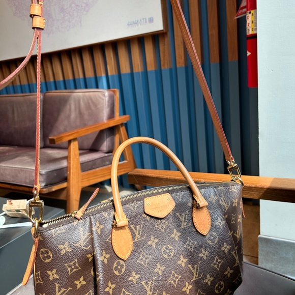 LOUIS VUITTON Monogram Turenne MM - Picture 4 of 5